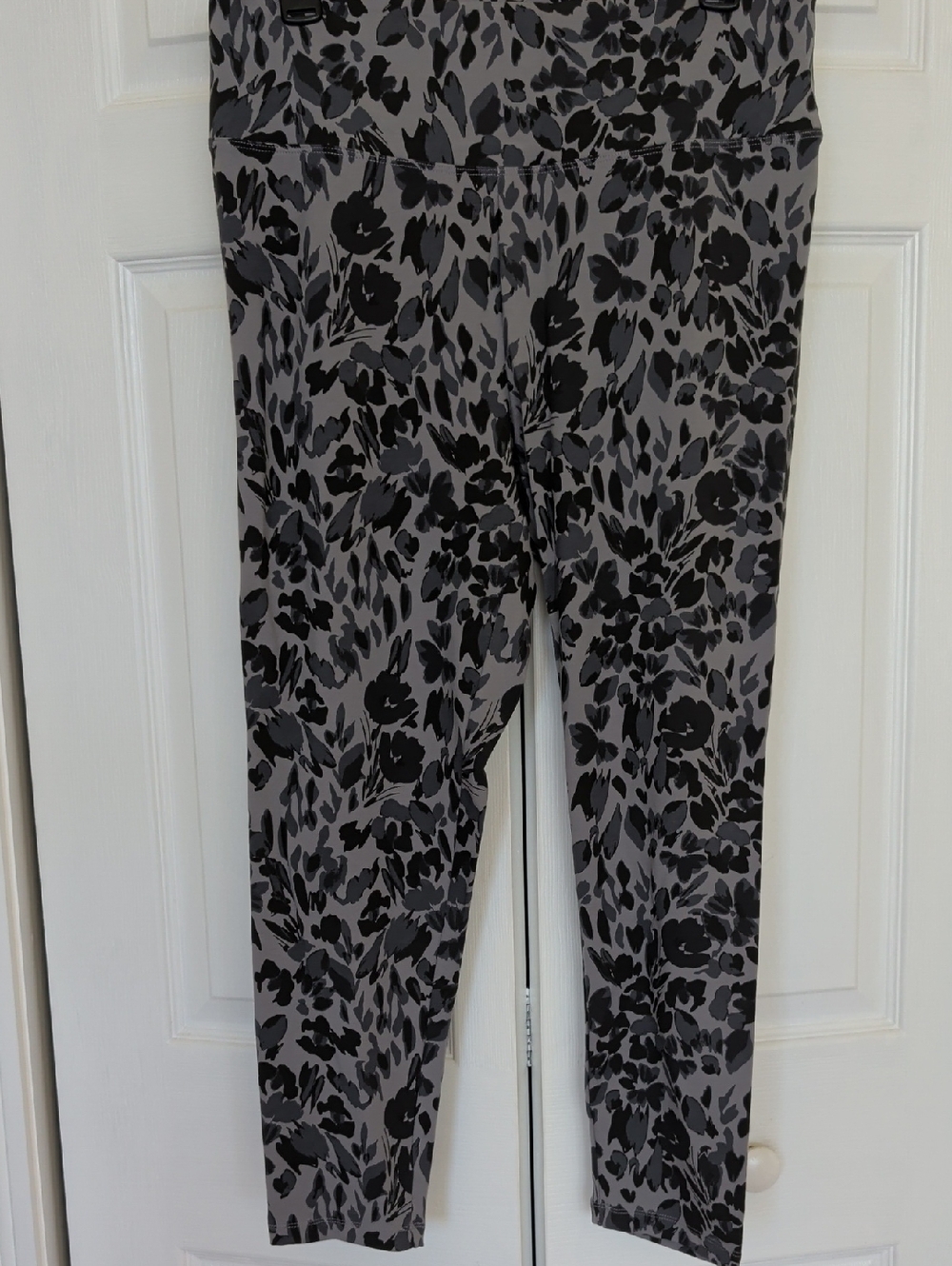 Sonoma Gray and Black Floral 7/8 Leggings